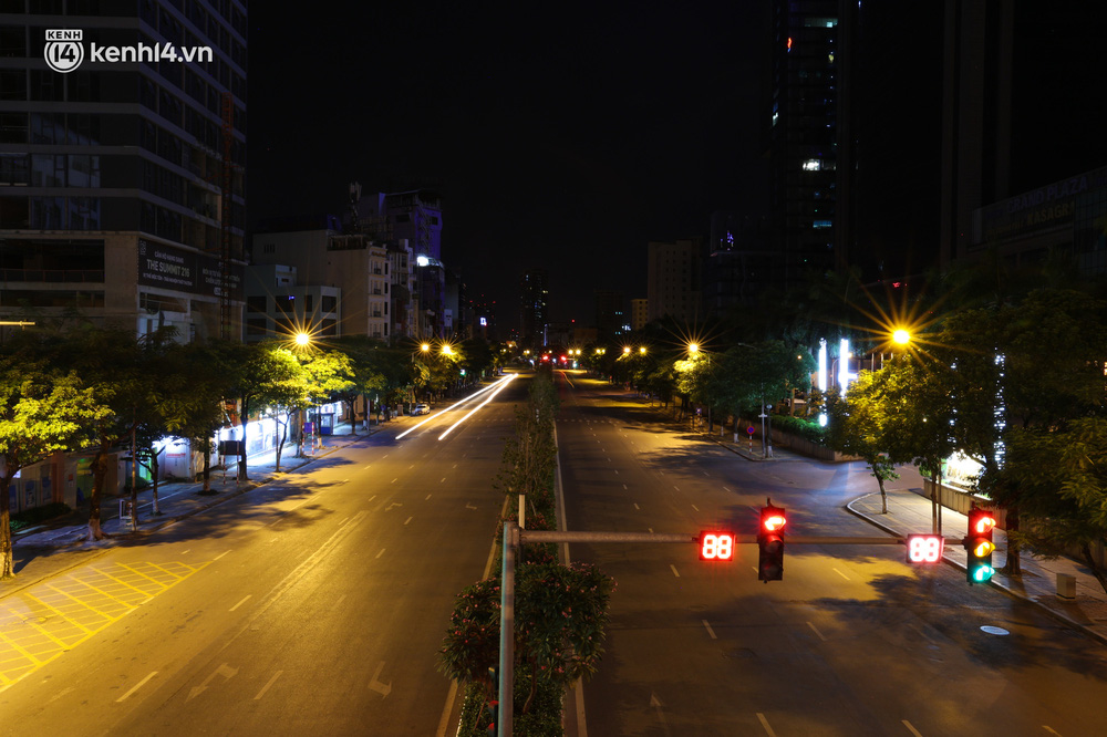 Ảnh: Đêm Hà Nội vắng hơn Tết, đường phố không một bóng người trong những ngày giãn cách xã hội-7