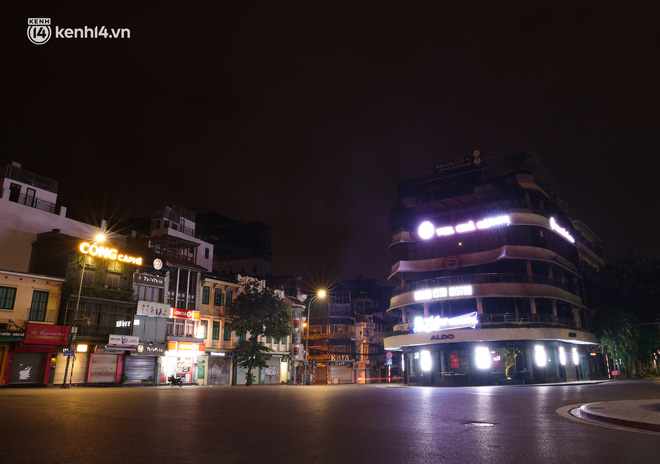 Ảnh: Đêm Hà Nội vắng hơn Tết, đường phố không một bóng người trong những ngày giãn cách xã hội-15