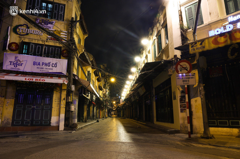 Ảnh: Đêm Hà Nội vắng hơn Tết, đường phố không một bóng người trong những ngày giãn cách xã hội-17