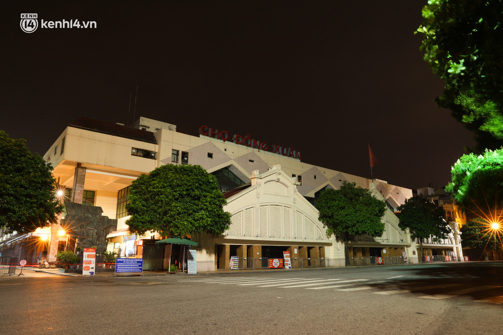 Ảnh: Đêm Hà Nội vắng hơn Tết, đường phố không một bóng người trong những ngày giãn cách xã hội-18