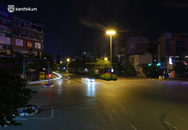 Ảnh: Đêm Hà Nội vắng hơn Tết, đường phố không một bóng người trong những ngày giãn cách xã hội-20