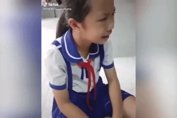 Cô bé khóc như mưa khiến ai nấy chạnh lòng nhưng nghe đến câu cuối thì cười rụng hàm: Ủa, có cả kiểu khóc này sao?