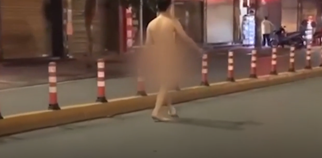 Nam thanh niên khỏa thân tung tăng đi bộ trên đường phố Hải Phòng-2