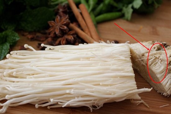 Ăn nấm kim châm đừng bỏ gốc, đem cắm vào chậu là có ngay nấm mới, tội gì không trồng