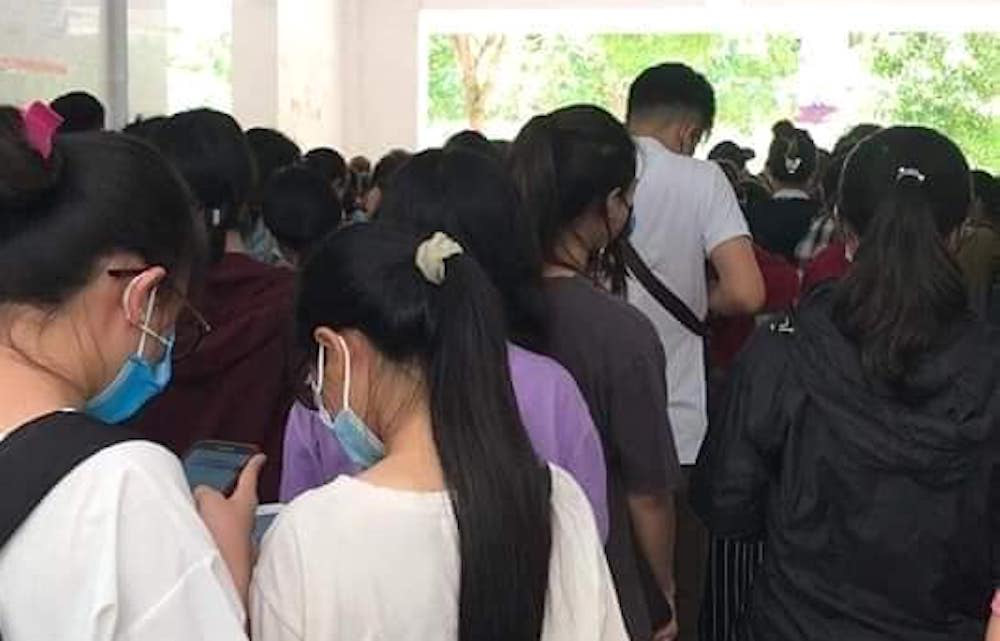 Xôn xao clip trường Đại học Vinh tổ chức thi đông người trong mùa dịch Covid-19-2