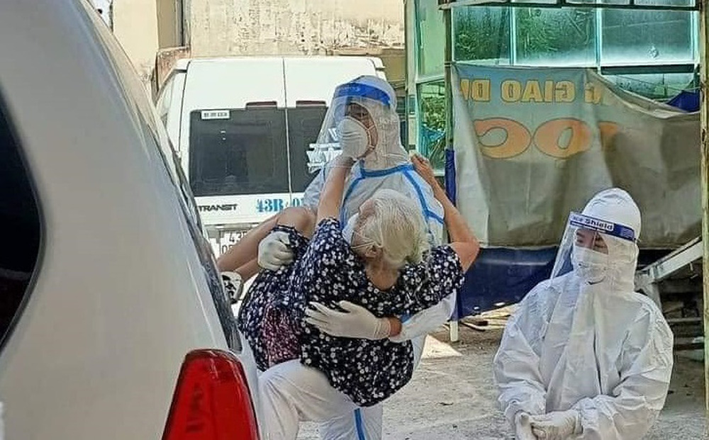 Má đừng ngại, cứ ôm lấy con - khoảnh khắc tuyệt đẹp của bà cụ F0 và chàng chiến sĩ trẻ-2