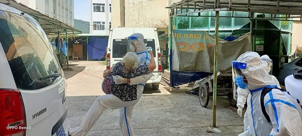 Má đừng ngại, cứ ôm lấy con - khoảnh khắc tuyệt đẹp của bà cụ F0 và chàng chiến sĩ trẻ-1