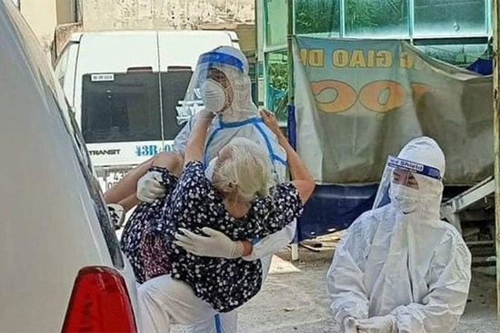 'Má đừng ngại, cứ ôm lấy con' - khoảnh khắc tuyệt đẹp của bà cụ F0 và chàng chiến sĩ trẻ