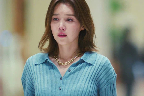 Vợ vừa đi siêu thị về, chồng đã cầm một túi đồ sang nhà chị dâu khiến tôi ngỡ ngàng-1