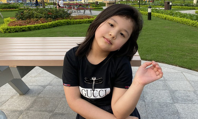 Con gái Jennifer Phạm càng lớn càng xinh như búp bê: Lúi húi làm 1 việc bên mẹ mà được khen nức nở vì ngoan-2