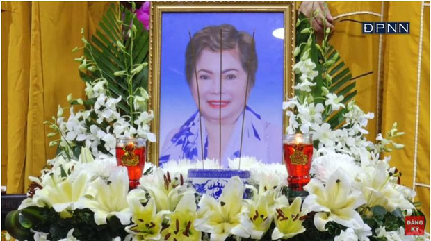 Lễ cầu siêu mẹ danh ca Ngọc Sơn: Xót xa nụ cười người quá cố trên di ảnh, con trai vẫn không thể có mặt vì đang cách ly-1