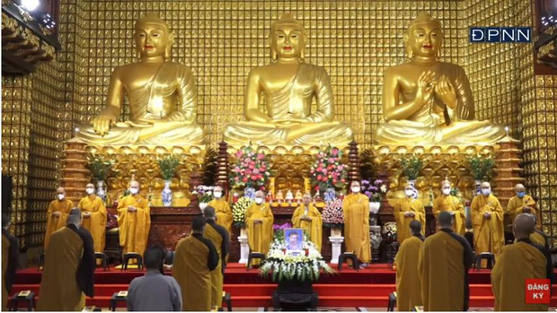 Lễ cầu siêu mẹ danh ca Ngọc Sơn: Xót xa nụ cười người quá cố trên di ảnh, con trai vẫn không thể có mặt vì đang cách ly-2