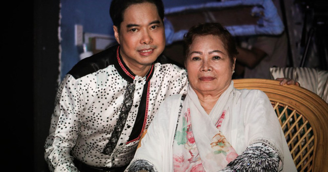 Lễ cầu siêu mẹ danh ca Ngọc Sơn: Xót xa nụ cười người quá cố trên di ảnh, con trai vẫn không thể có mặt vì đang cách ly-5