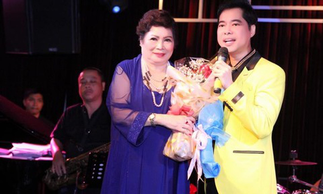 Lễ cầu siêu mẹ danh ca Ngọc Sơn: Xót xa nụ cười người quá cố trên di ảnh, con trai vẫn không thể có mặt vì đang cách ly-6