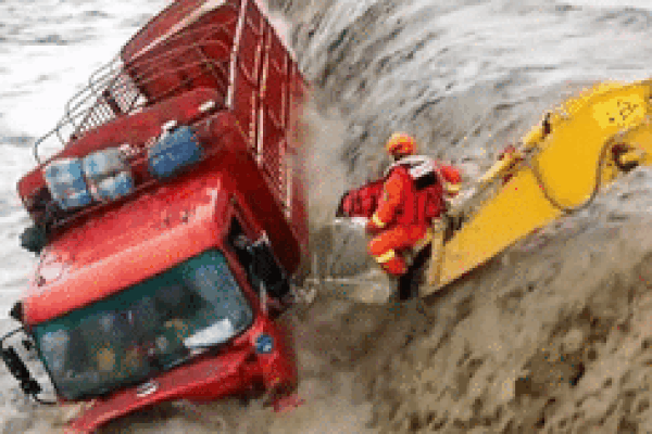 Kịch tính giải cứu người đàn ông say rượu giữa dòng nước lũ chảy siết-1