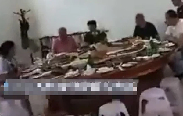 Người phụ nữ gục chết giữa buổi họp lớp, cách phản ứng đáng sợ của bạn học khiến cộng đồng mạng lạnh sống lưng-5