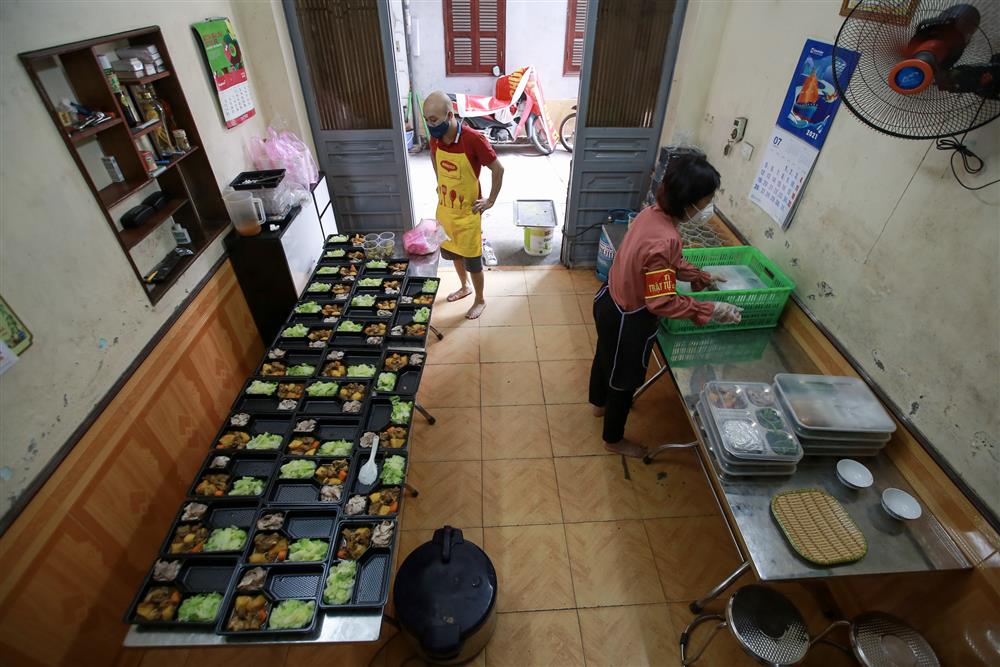 Người Hà Nội nấu cơm tặng y bác sĩ, công an làm nhiệm vụ canh gác dịch tại các chốt kiểm soát nội đô-1