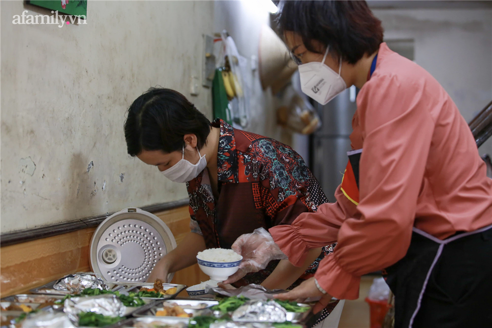 Người Hà Nội nấu cơm tặng y bác sĩ, công an làm nhiệm vụ canh gác dịch tại các chốt kiểm soát nội đô-10
