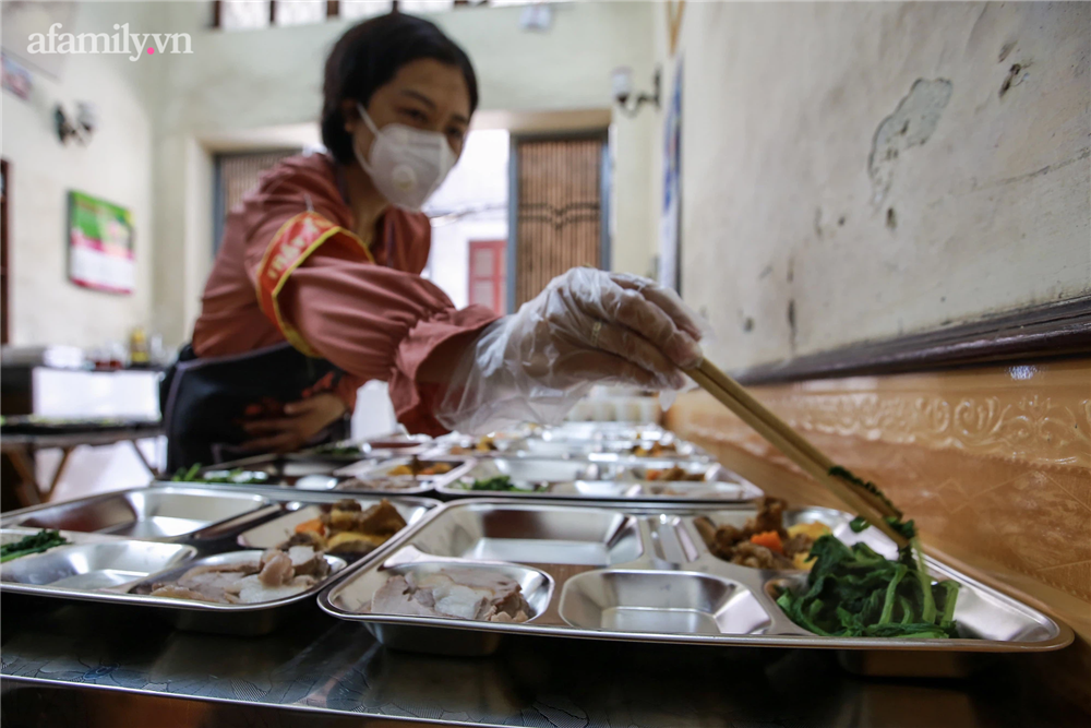 Người Hà Nội nấu cơm tặng y bác sĩ, công an làm nhiệm vụ canh gác dịch tại các chốt kiểm soát nội đô-5