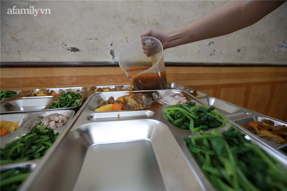 Người Hà Nội nấu cơm tặng y bác sĩ, công an làm nhiệm vụ canh gác dịch tại các chốt kiểm soát nội đô-6