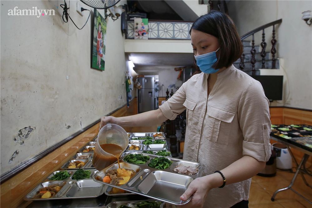 Người Hà Nội nấu cơm tặng y bác sĩ, công an làm nhiệm vụ canh gác dịch tại các chốt kiểm soát nội đô-7