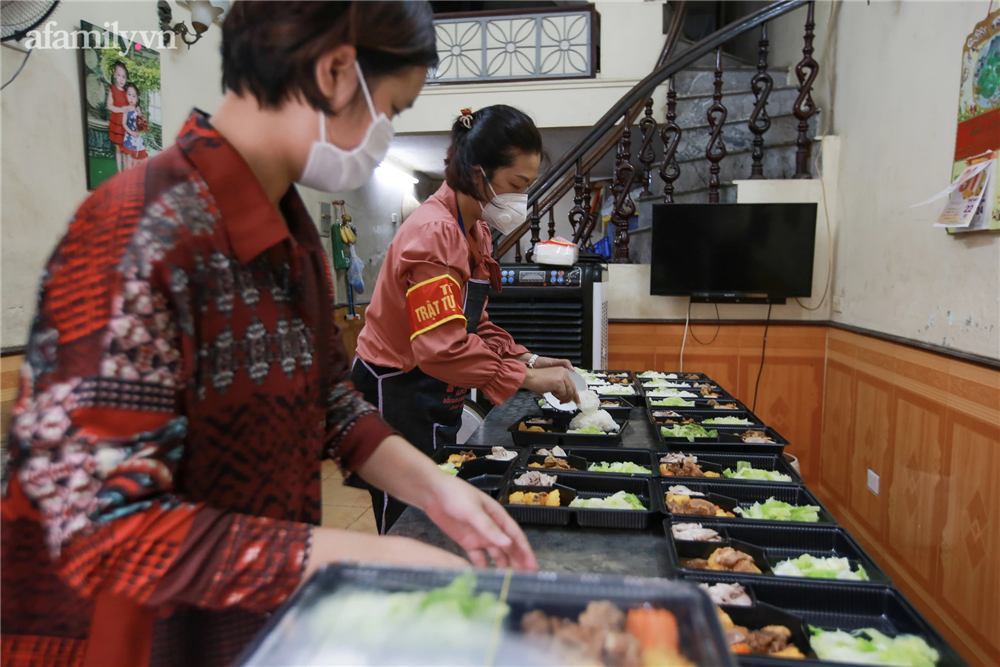 Người Hà Nội nấu cơm tặng y bác sĩ, công an làm nhiệm vụ canh gác dịch tại các chốt kiểm soát nội đô-14