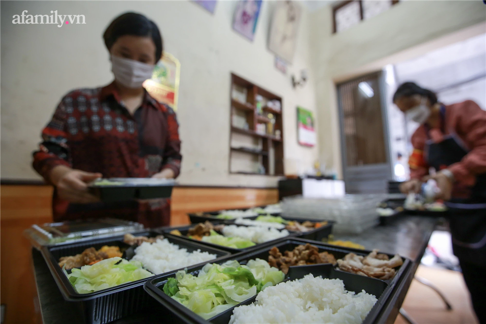 Người Hà Nội nấu cơm tặng y bác sĩ, công an làm nhiệm vụ canh gác dịch tại các chốt kiểm soát nội đô-15