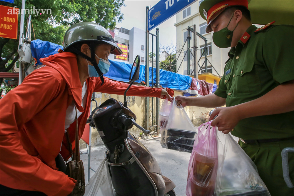 Người Hà Nội nấu cơm tặng y bác sĩ, công an làm nhiệm vụ canh gác dịch tại các chốt kiểm soát nội đô-18