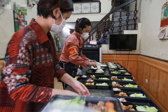 Người Hà Nội nấu cơm tặng y bác sĩ, công an làm nhiệm vụ 