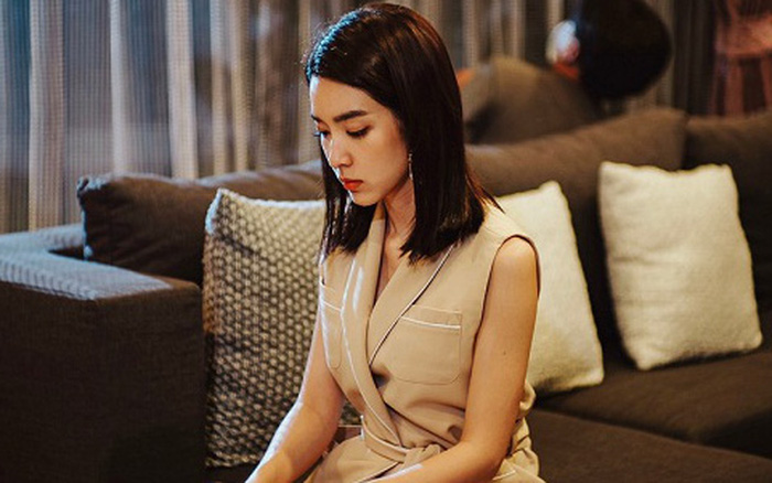 Về ngoại ở cữ hết 6 tháng, lúc về nội tôi sốc thấy cô gái mặc đồ của tôi ngồi nhổ tóc bạc cho mẹ chồng-1