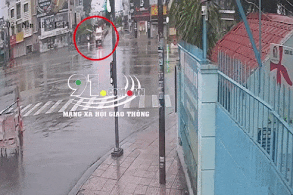 Kinh hoàng xe con vượt đèn đỏ đâm lật xe cứu thương ở TP.HCM trước giờ hạn chế đi lại