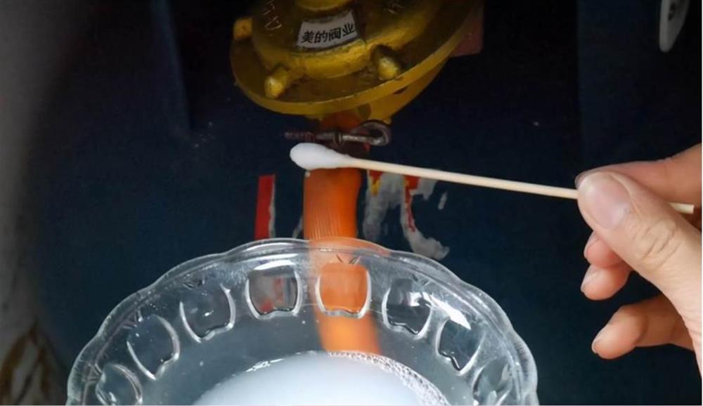 Đặt một cục xà phòng lên bếp gas, không ngờ nó giải quyết được những rắc rối của mọi gia đình-1