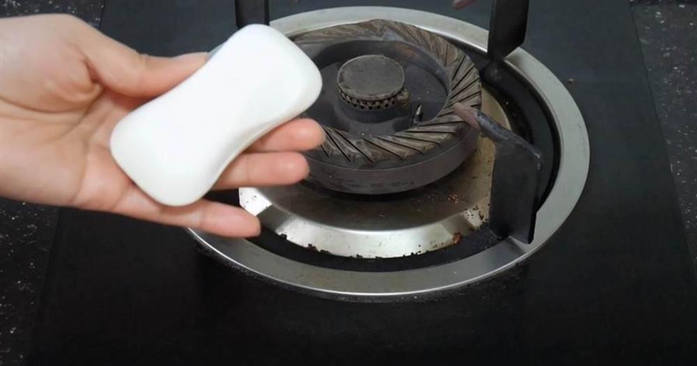 Đặt một cục xà phòng lên bếp gas, không ngờ nó giải quyết được những rắc rối của mọi gia đình-2