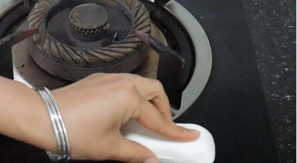 Đặt một cục xà phòng lên bếp gas, không ngờ nó giải quyết được những rắc rối của mọi gia đình-4