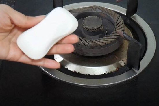 Đặt một cục xà phòng lên bếp gas, không ngờ nó giải quyết được những rắc rối của mọi gia đình