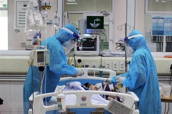 Cụ ông cầm mũ cối đánh thẳng mặt chiến sĩ công an: 2 đoạn clip hé lộ nhiều diễn biến-2