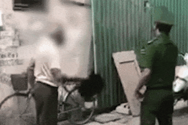 Cụ ông cầm mũ cối đánh thẳng mặt chiến sĩ công an: 2 đoạn clip hé lộ nhiều diễn biến