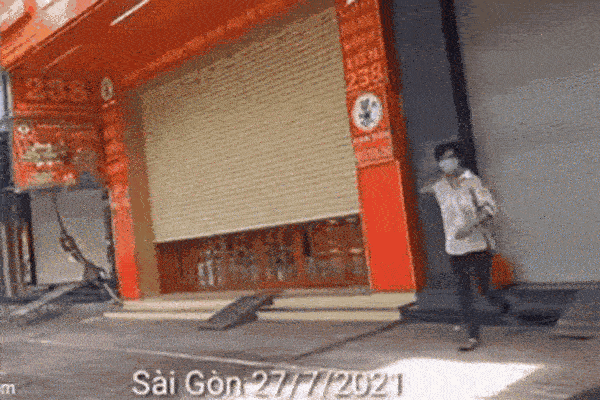 Đi nhận cơm từ thiện, thanh niên gây bức xúc khi tranh cả phần người già, giành liền 2-3 hộp như ăn cướp-4