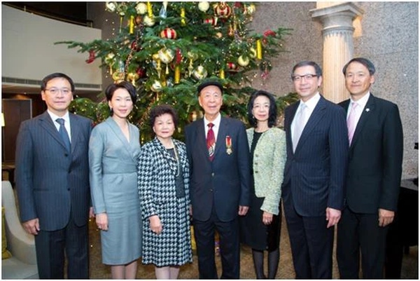 Chồng tỷ phú có loạt bạn gái đáng tuổi cháu, hàng chục năm chỉ ở khách sạn không về nhà, vợ kiên quyết 70 năm không ly hôn vì một tính toán cực gắt”-7