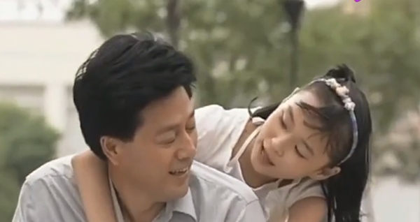 Mẹ la mắng khi thấy con gái 10 tuổi ngồi trên đùi bố vô tư đùa giỡn, tuy nhiên phản ứng của người mẹ lại bị chỉ trích là cực đoan-4