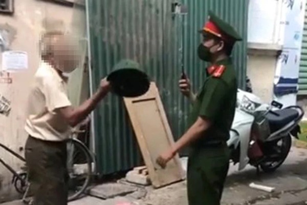Danh tính cụ ông cầm mũ cối đánh thẳng mặt công an khi bị nhắc đeo khẩu trang-1
