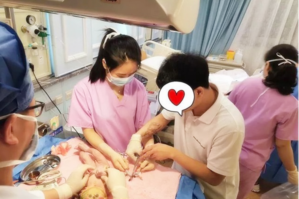 Xin vào phòng sinh để tự tay cắt dây rốn cho con, ông bố run rẩy hỏi em bé hay mẹ sẽ đau hơn khiến bác sĩ bật cười-1