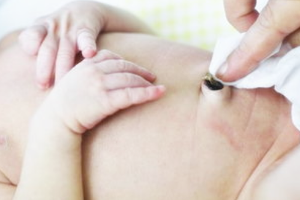 Xin vào phòng sinh để tự tay cắt dây rốn cho con, ông bố run rẩy hỏi em bé hay mẹ sẽ đau hơn khiến bác sĩ bật cười-4