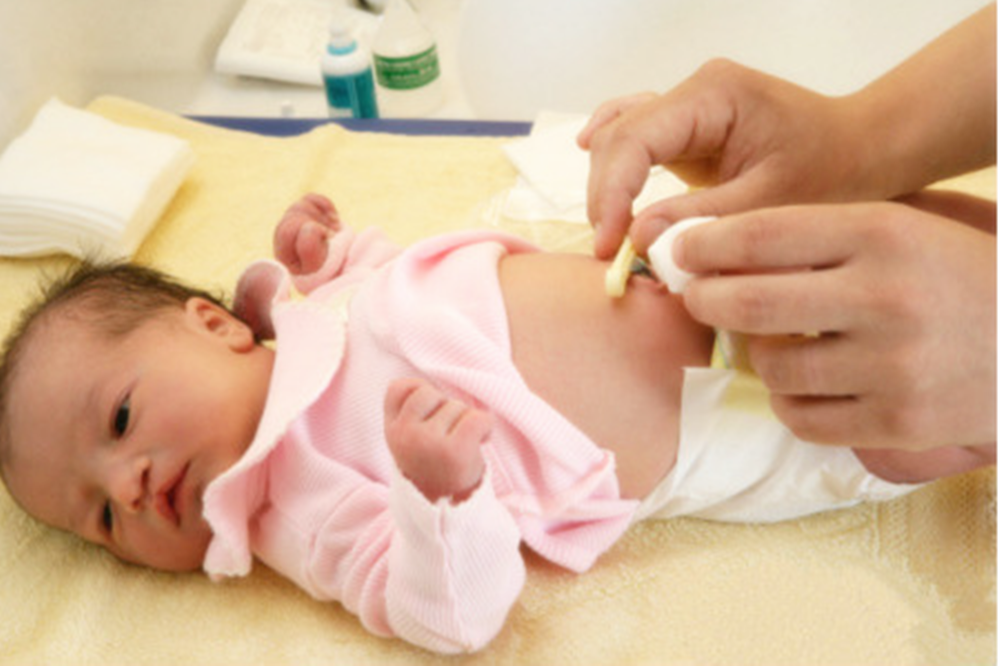 Xin vào phòng sinh để&nbsp;tự tay cắt dây rốn cho con, ông bố run rẩy hỏi em bé hay mẹ sẽ đau hơn khiến bác sĩ bật cười-5