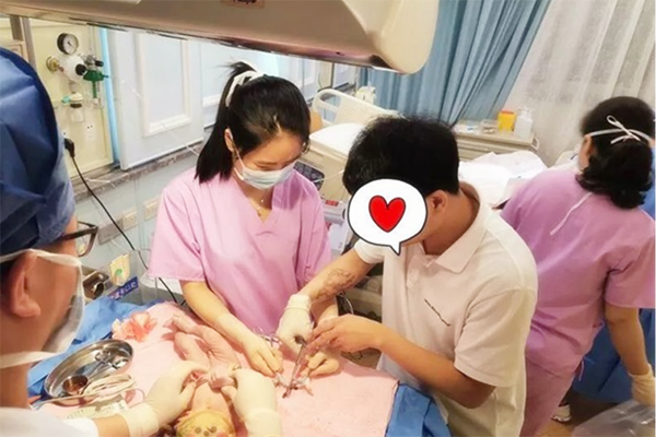 Bụng của bé sơ sinh to bất thường, bác sĩ kinh hoàng khi xem kết quả X-quang, lúc phẫu thuật lại càng choáng váng-3