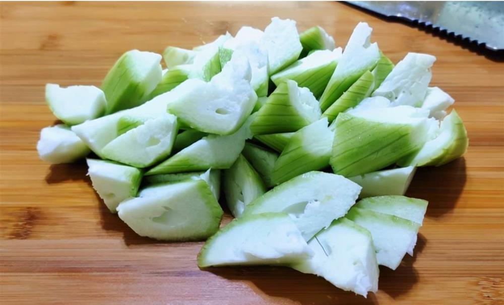 Khi xào mướp nhiều người cho trực tiếp vào chảo, không có gì lạ mướp bị đen và chảy nước, hướng dẫn bạn mẹo này, món ăn sẽ xanh và giòn hơn-2