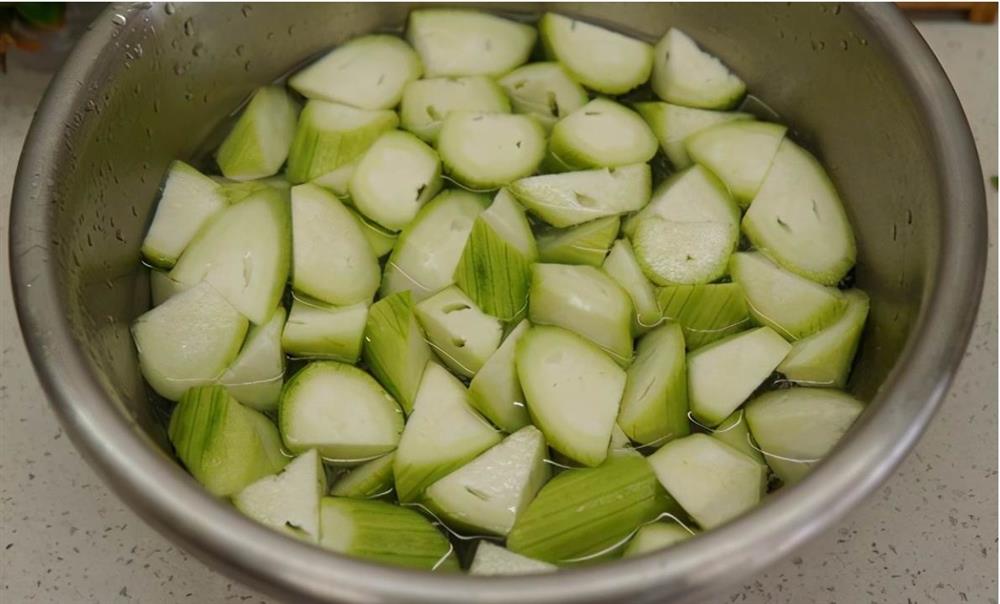 Khi xào mướp nhiều người cho trực tiếp vào chảo, không có gì lạ mướp bị đen và chảy nước, hướng dẫn bạn mẹo này, món ăn sẽ xanh và giòn hơn-3