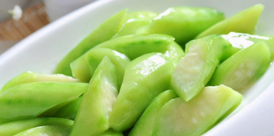 Khi xào mướp nhiều người cho trực tiếp vào chảo, không có gì lạ mướp bị đen và chảy nước, hướng dẫn bạn mẹo này, món ăn sẽ xanh và giòn hơn-5