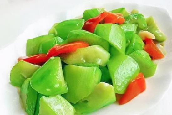 Khi xào mướp nhiều người cho trực tiếp vào chảo, không có gì lạ mướp bị đen và chảy nước, hướng dẫn bạn mẹo này, món ăn sẽ xanh và giòn hơn