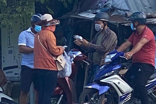 Bắt quả tang thiếu nữ mang hàng chục bộ kit test nhanh COVID-19 đi bán dạo